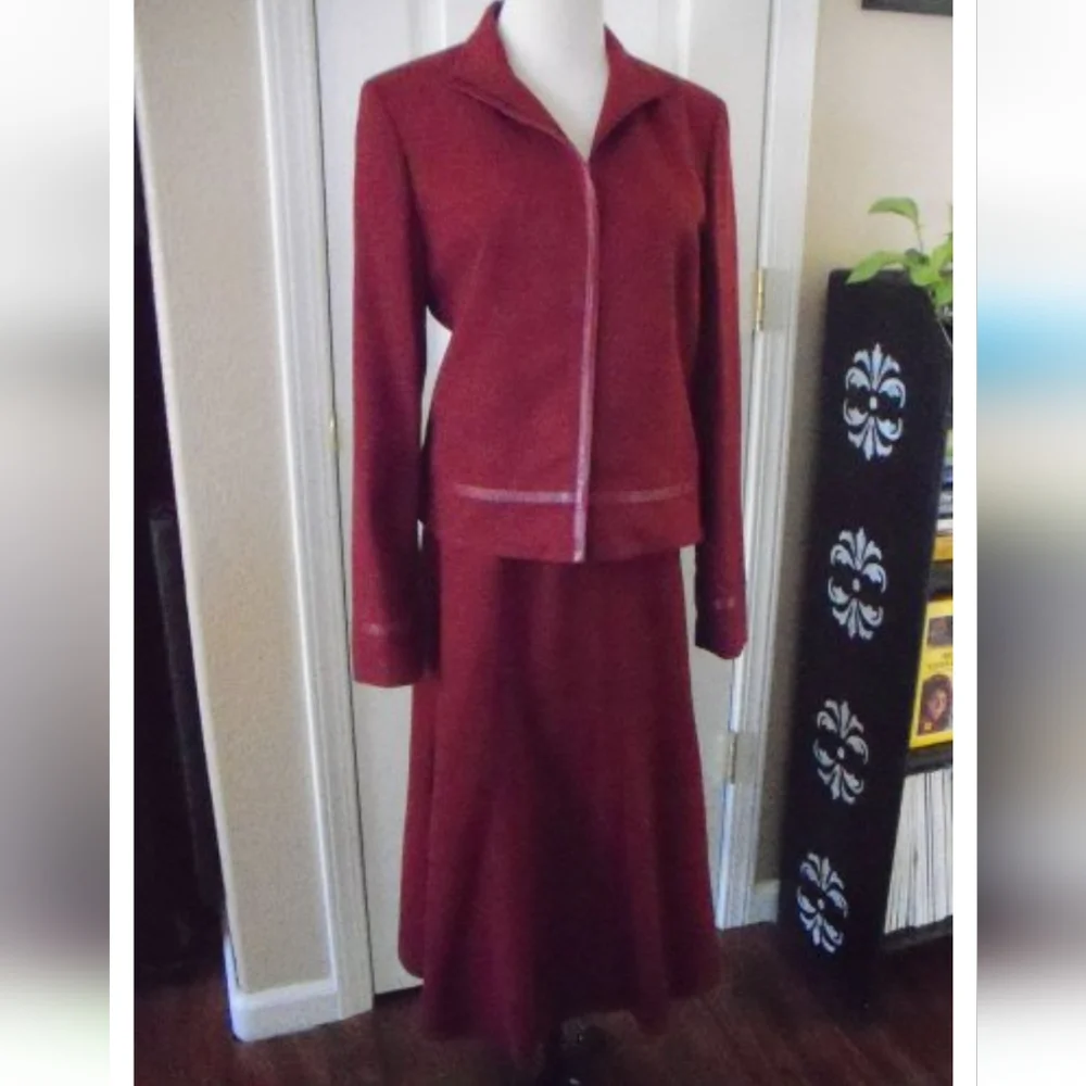 RED MERLOT SUIT FAUX SUEDE SIZE 8 WOMENS SZ 8 GUC